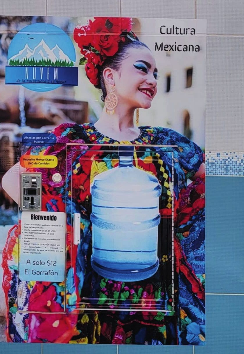 Estación Nuvem decorada para celebrar la cultura mexicana con una modelo en traje típico