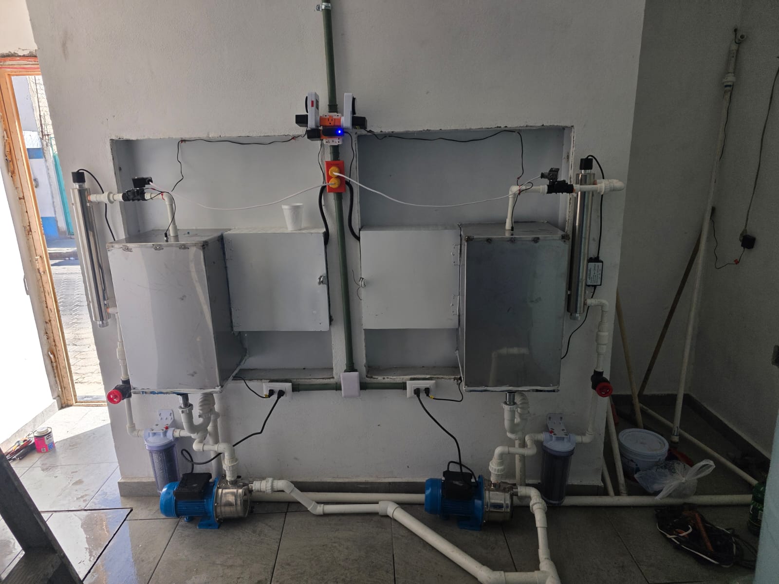 Panel de control, lámparas UV y bombas presurizadoras del sistema de purificación Nuvem