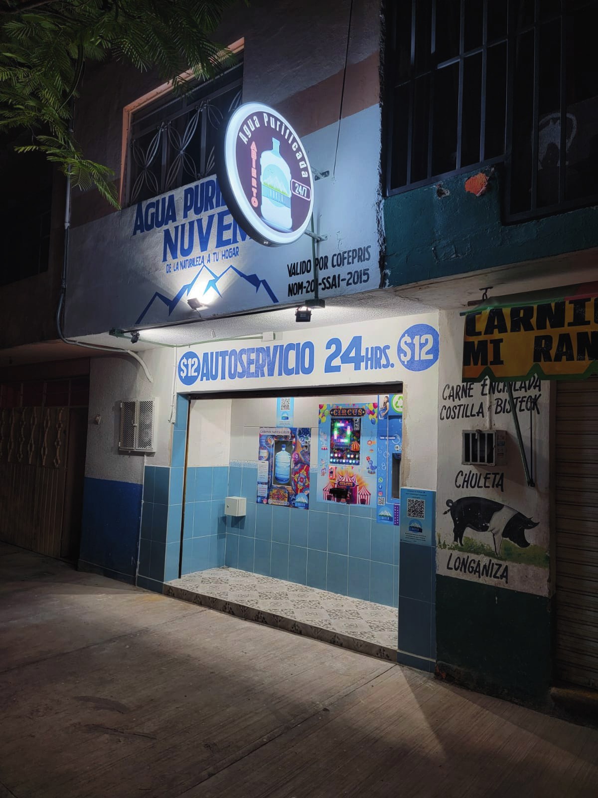 Fachada real de la estación Nuvem de agua purificada, autoservicio 24 horas, validada por COFEPRIS